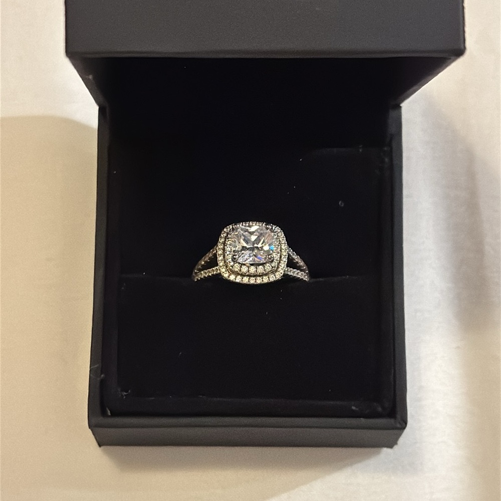 Jeulia Halo Split Shank Cushion Cut Engagement Promise Ring Size 7